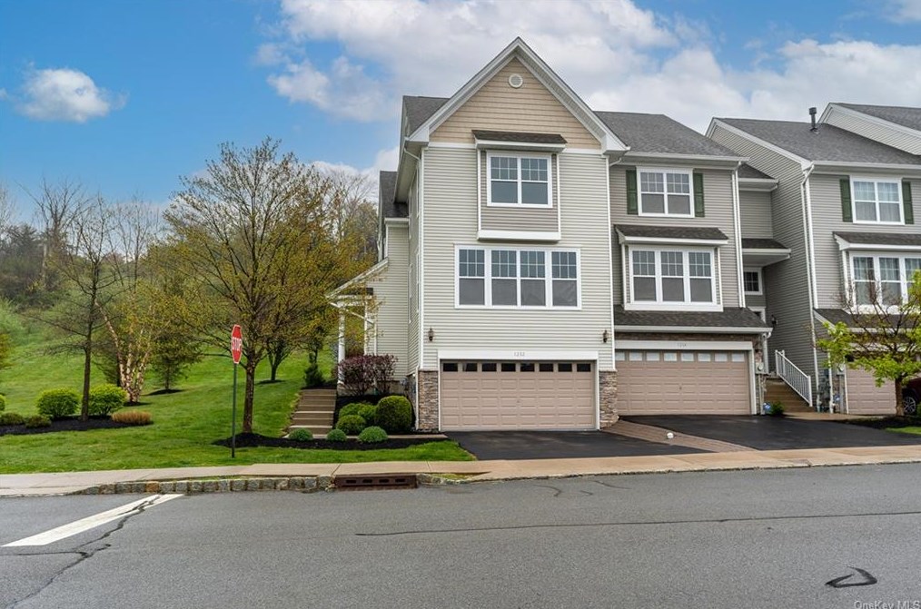 1202 Hawthorn Way, Newburgh, NY 12553-4781