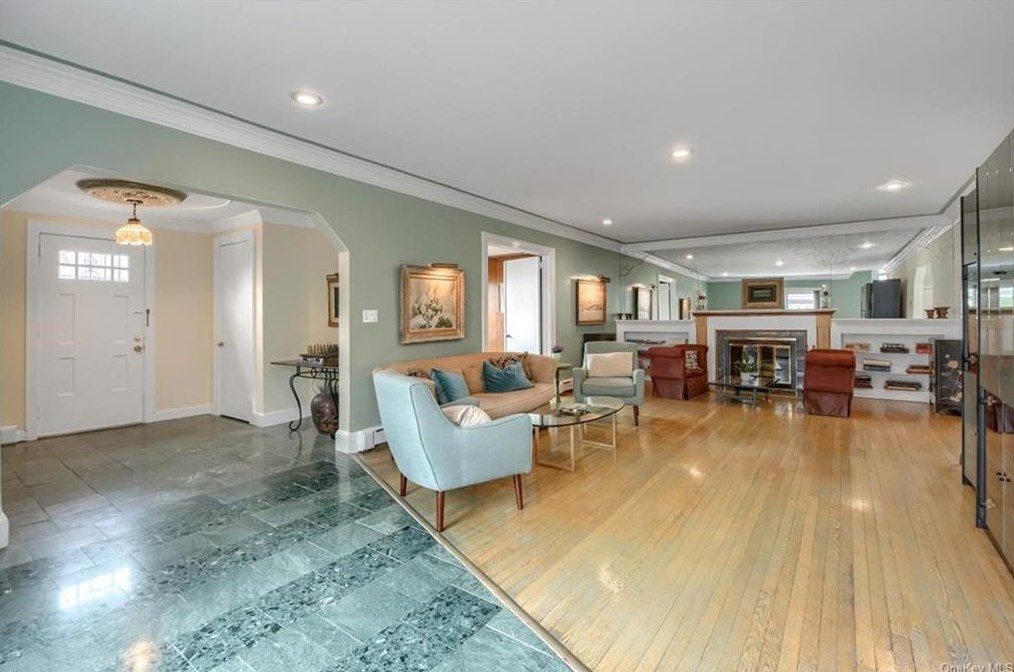 17 Lattin Dr, Yonkers, NY 10705-2520