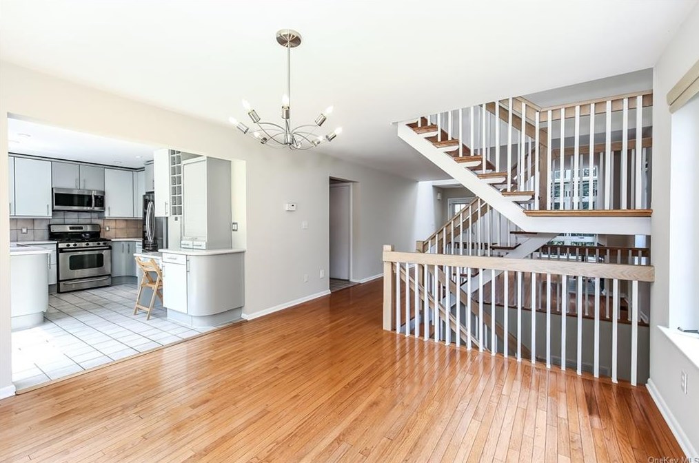 6 Pinewood Cir, White Plains, NY 10603