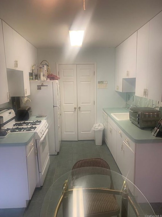 218 Hubert Humphrey Dr, Chestnut Ridge NY  10977-6720 exterior