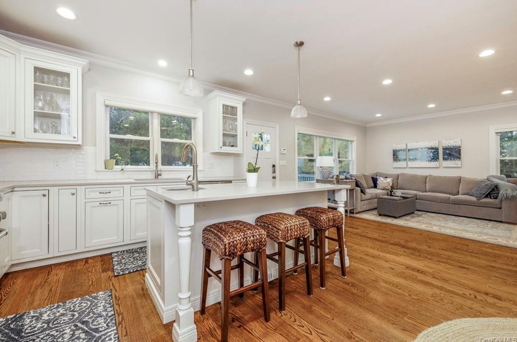 420 Carroll Ave, Mamaroneck, NY 10543-2806
