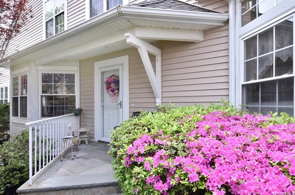 47 Roundtop Rd, Yonkers, NY 10710-2327