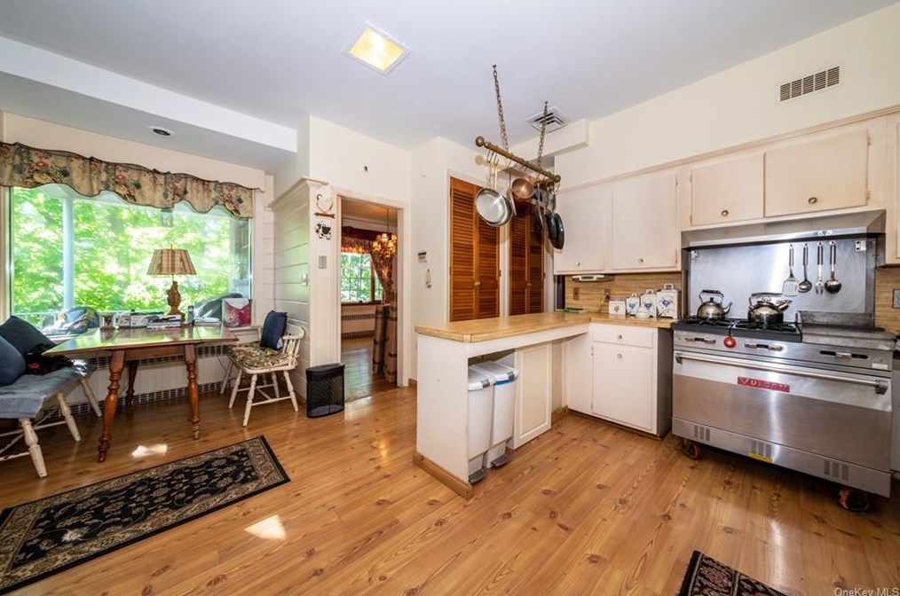 35 Abbey Pl, Yonkers NY 10701-1715 exterior