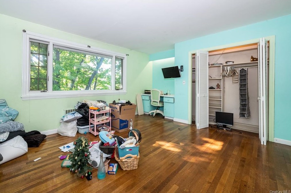 35 Abbey Pl, Yonkers NY 10701-1715 exterior