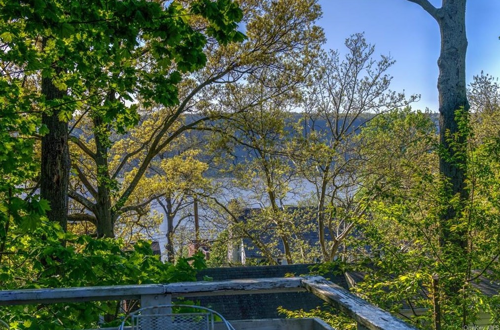 35 Abbey Pl, Yonkers NY 10701-1715 exterior