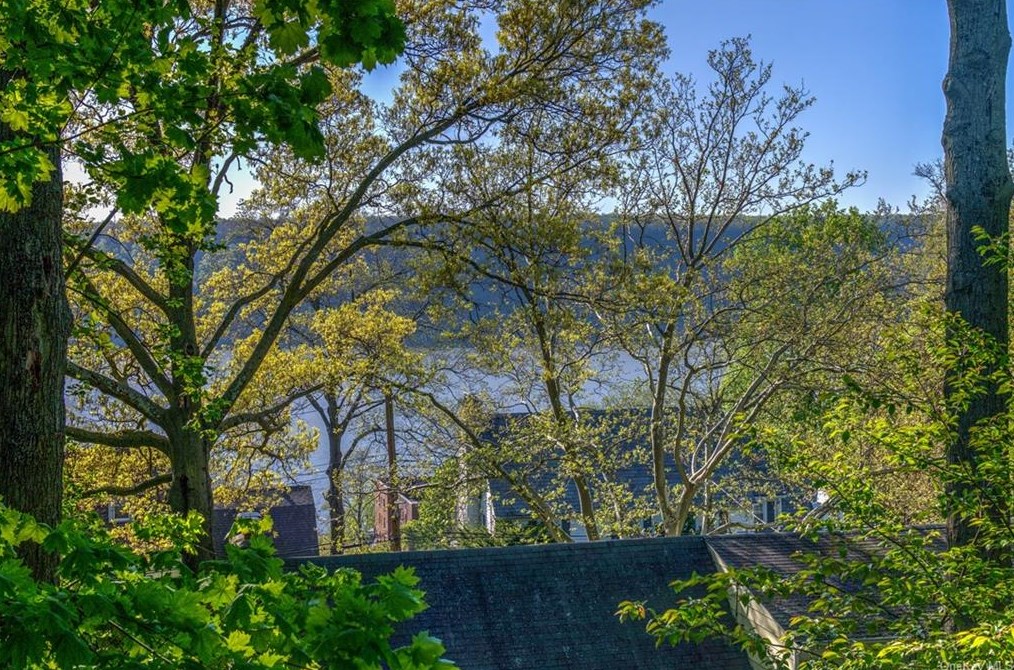 35 Abbey Pl, Yonkers NY 10701-1715 exterior