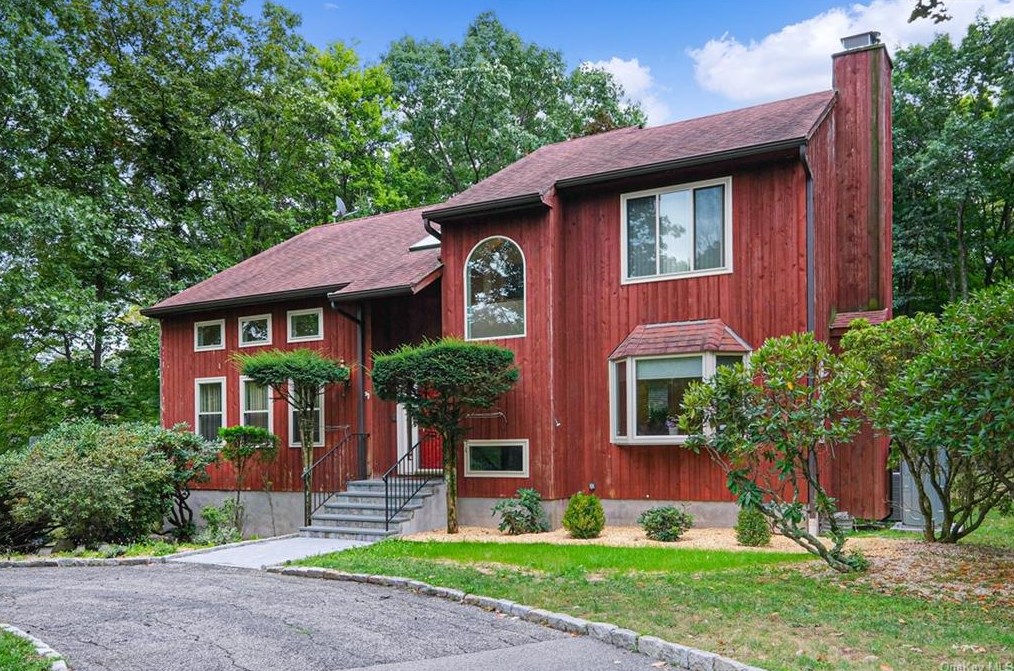 18 Apple Hill Dr, Cortlandt Manor, NY 10567-5223