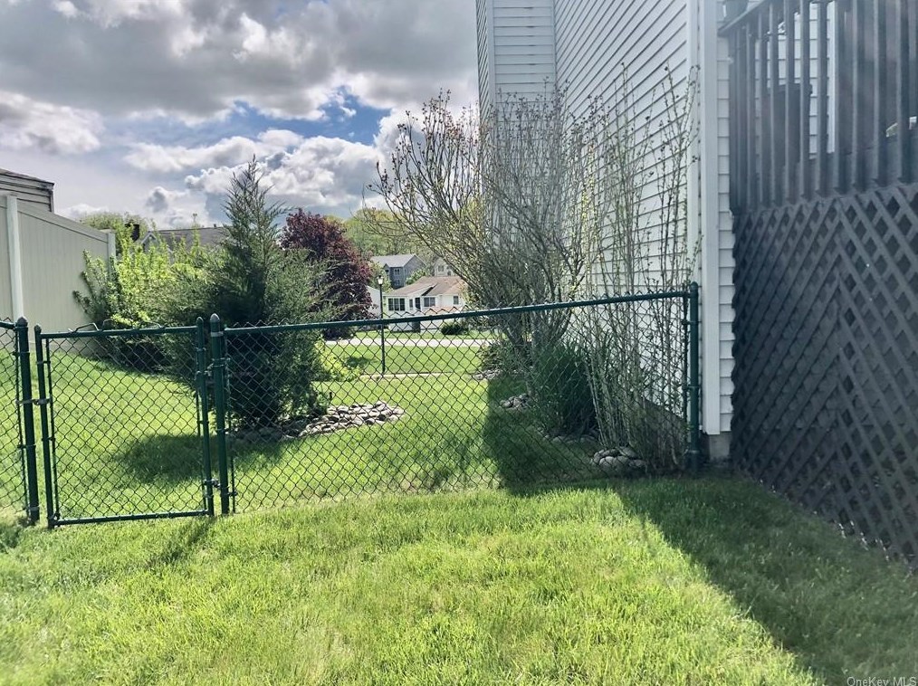 9 Silo Dr, Walden NY  12586-3413 exterior