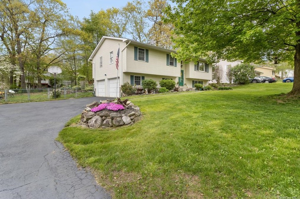 12 Red Oak Ter, Newburgh, NY 12550-2030
