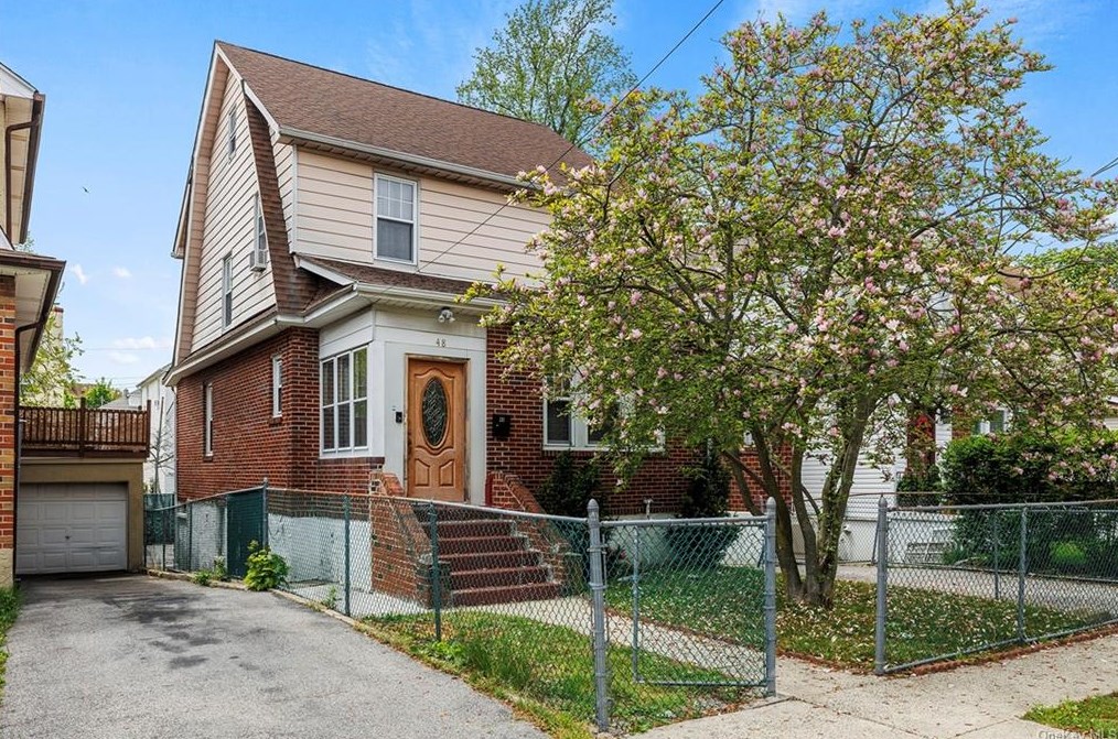 48 Boone St, Yonkers, NY 10704-2843