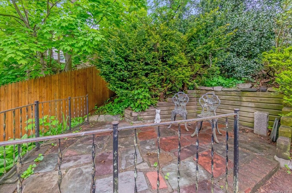 25 Cliffside Dr, Yonkers NY 10710-3140 exterior