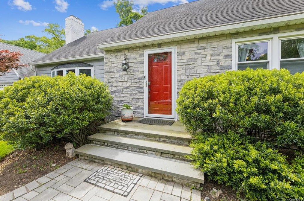 25 Cardinal Ct, West Nyack, NY 10994