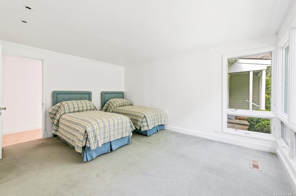 21 Logan Ln, Katonah NY  10536-3246 exterior