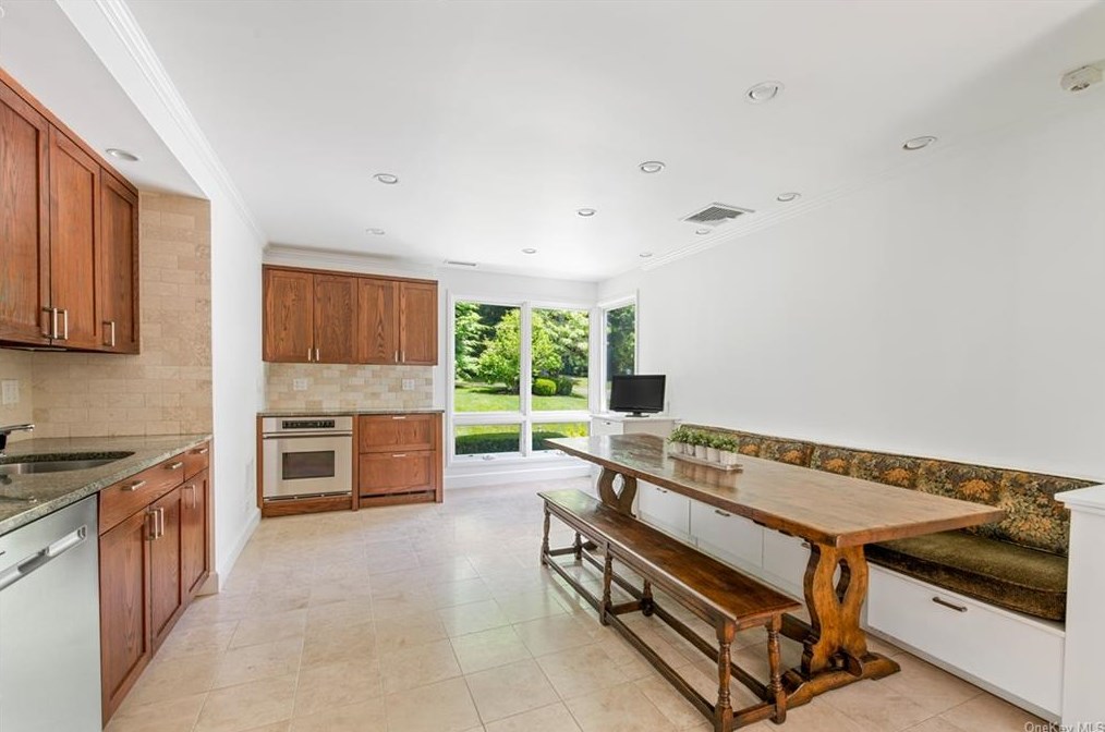 21 Logan Ln, Katonah NY  10536-3246 exterior