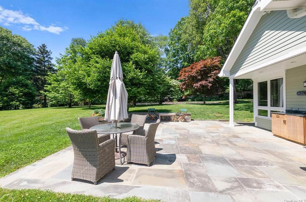 21 Logan Ln, Katonah NY  10536-3246 exterior