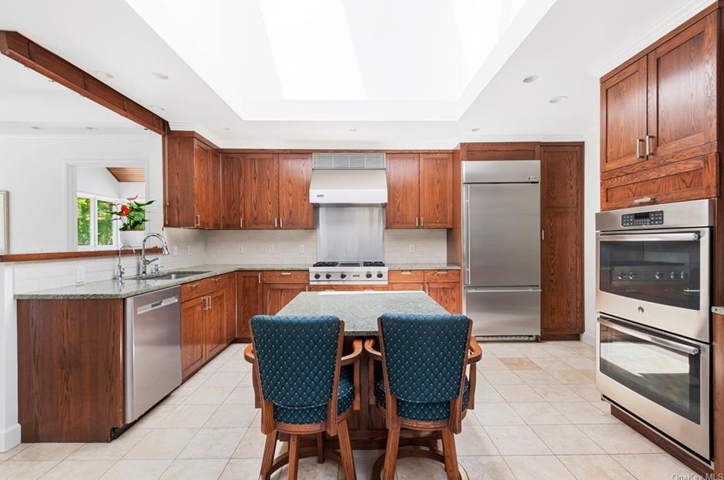 21 Logan Ln, Katonah NY  10536-3246 exterior