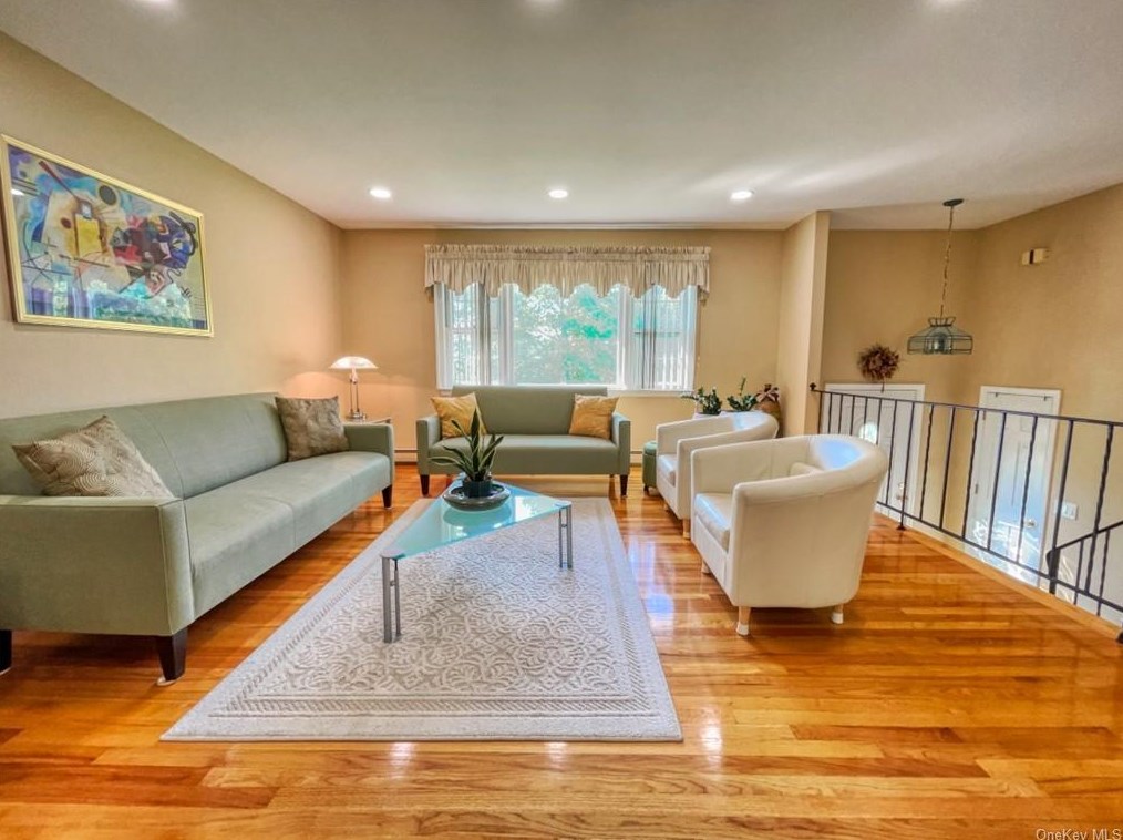 98 Birchwood Dr, Highland Mills, NY 10930