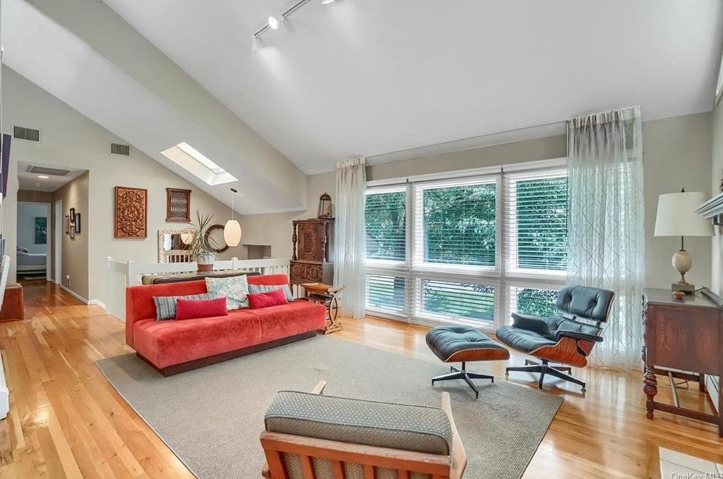 196 Briarwood Dr, Somers Town, NY 10589