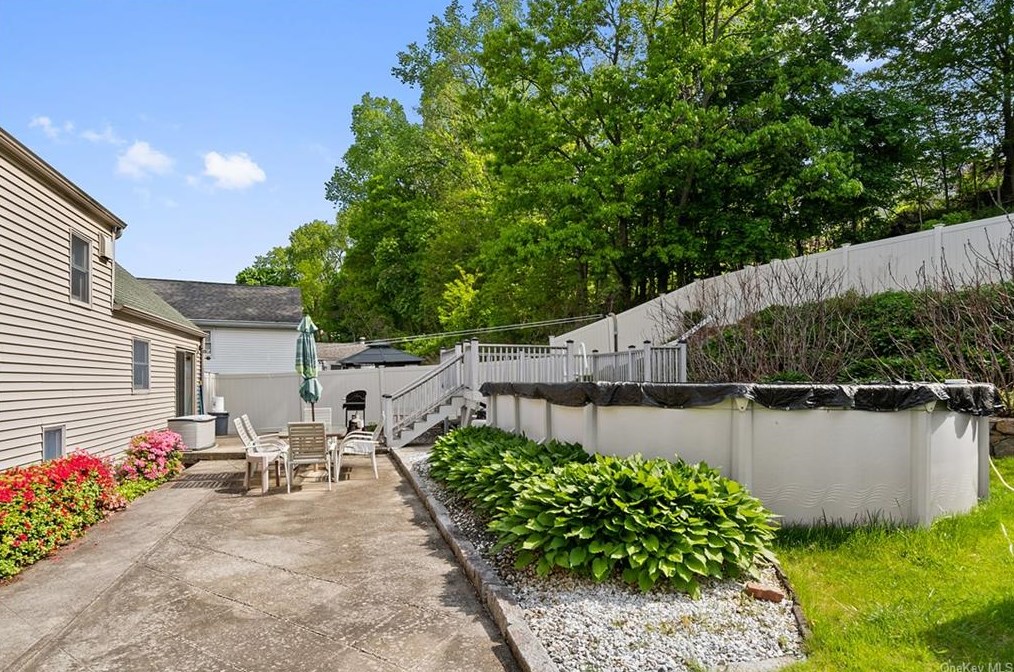 216 Pembrook Dr, Yonkers NY 10710-2804 exterior