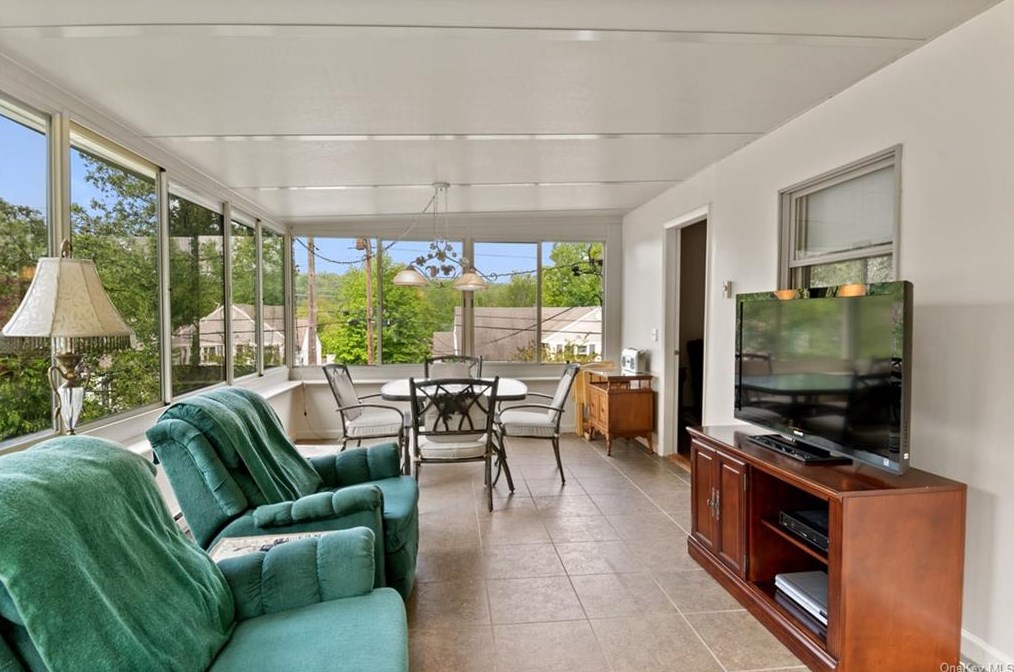 216 Pembrook Dr, Yonkers NY 10710-2804 exterior