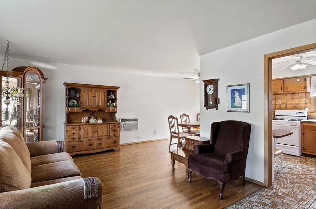 216 Pembrook Dr, Yonkers NY 10710-2804 exterior