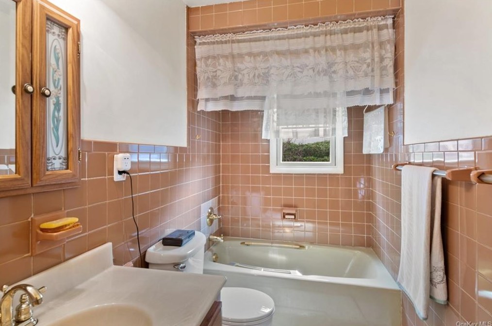 216 Pembrook Dr, Yonkers NY 10710-2804 exterior