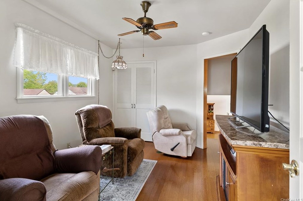 216 Pembrook Dr, Yonkers NY 10710-2804 exterior