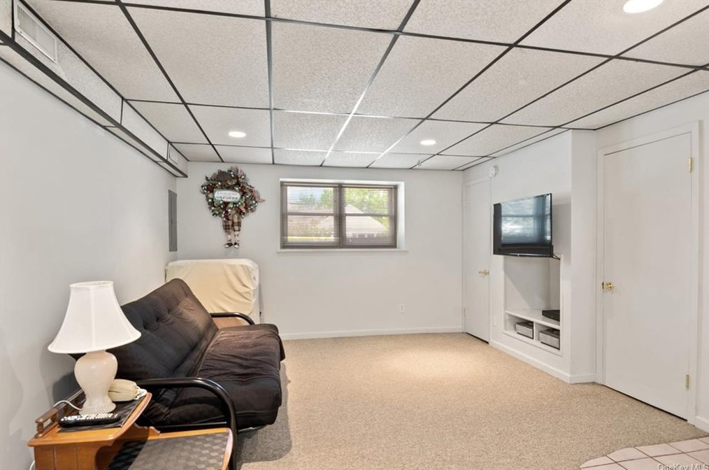 216 Pembrook Dr, Yonkers NY 10710-2804 exterior