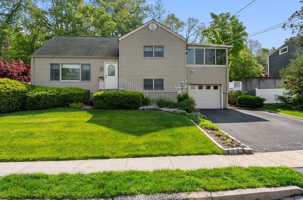 216 Pembrook Dr, Yonkers, NY 10710-2829