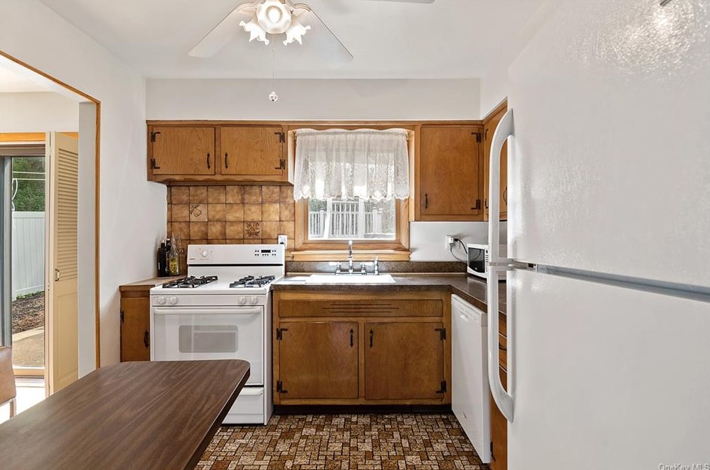 216 Pembrook Dr, Yonkers NY 10710-2804 exterior