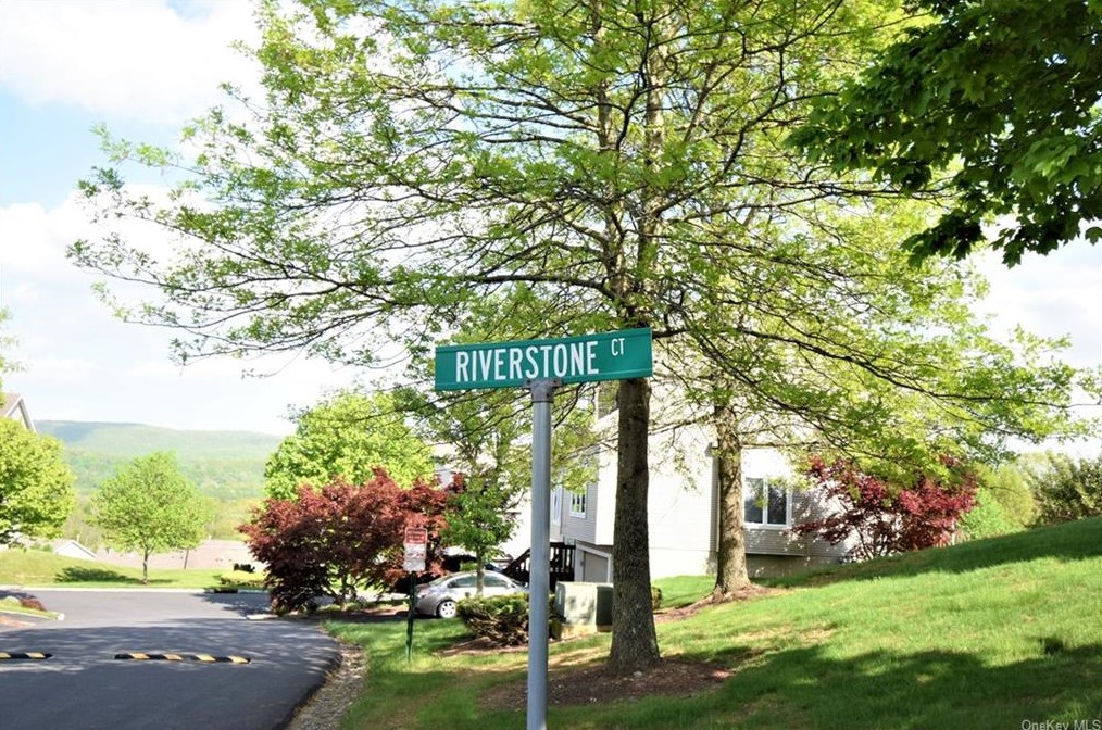 1 Riverstone Ct, Highland Mills, NY 10930-6812