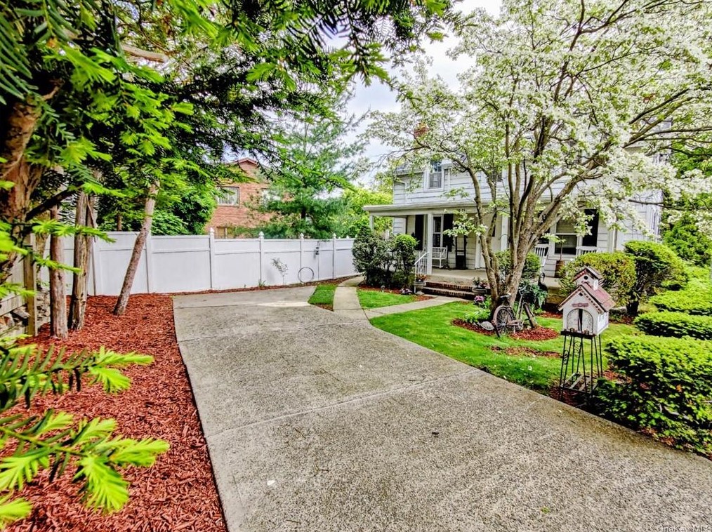 152-25 14th Rd, Flushing, NY 11357-1414
