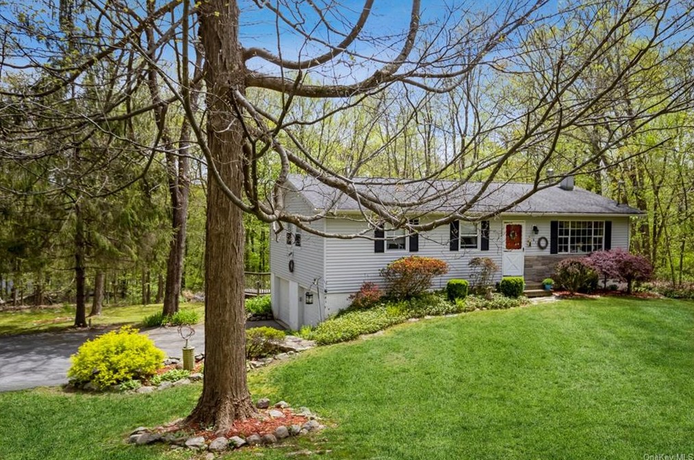 61 Cherry Ln, Stormville, NY 12582