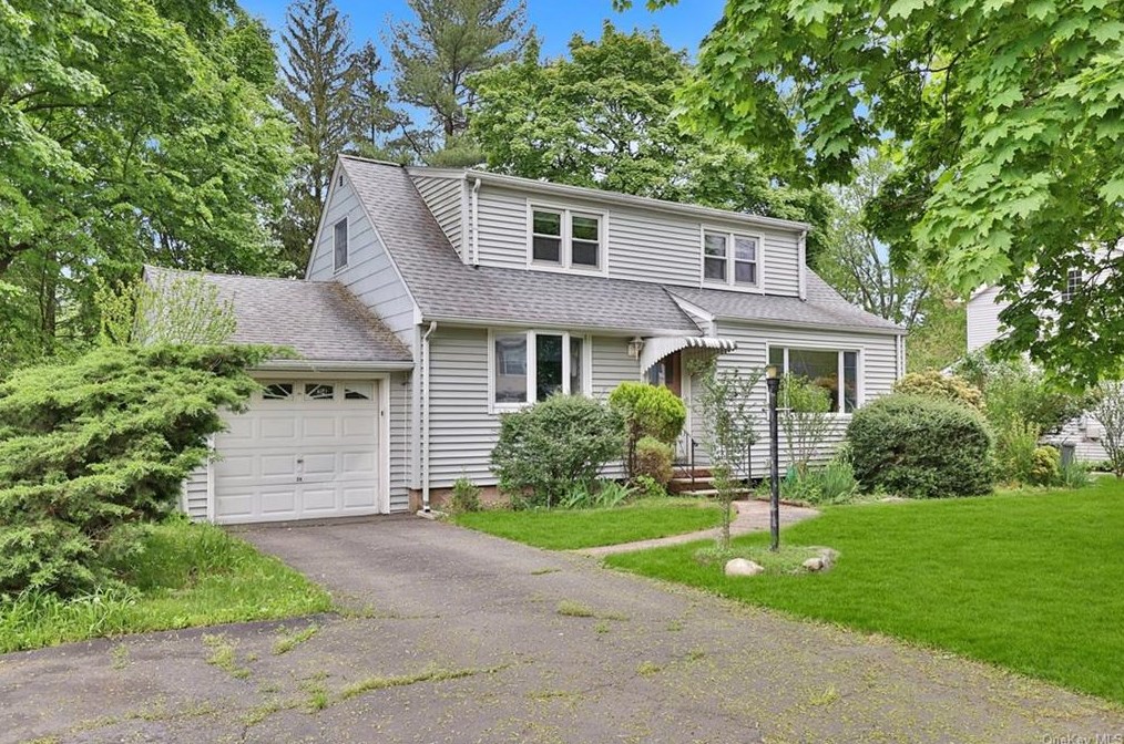 24 Wright St, Chestnut Ridge, NY 10965-1926