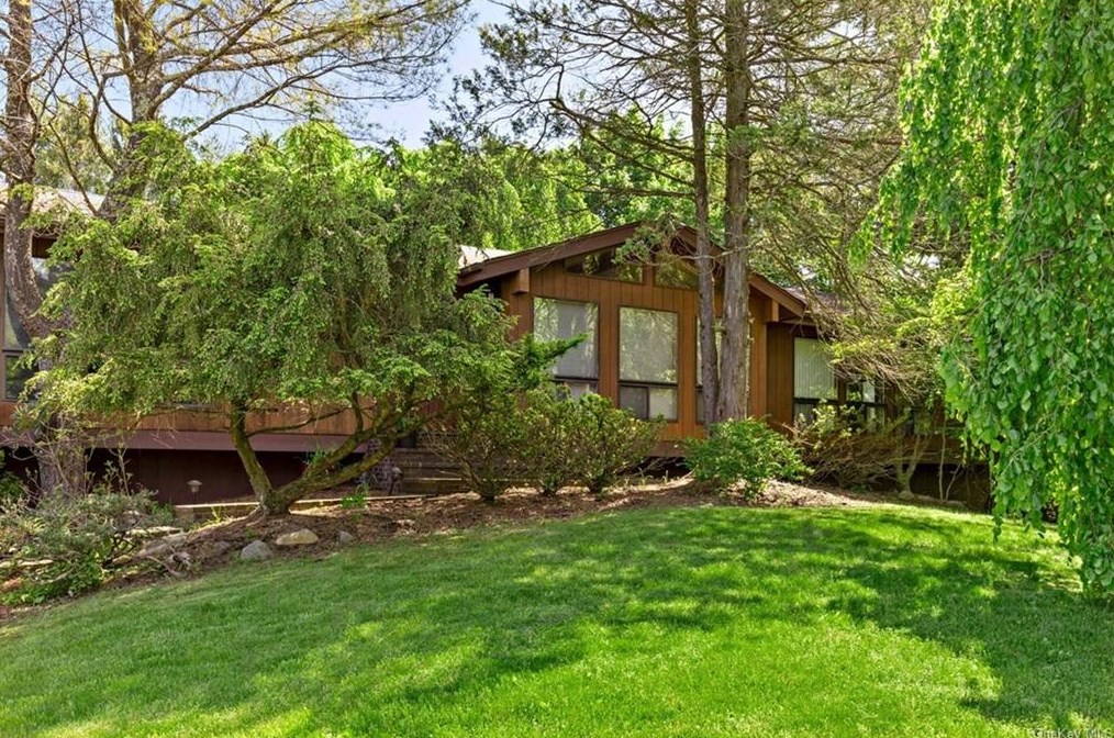 2 Manor Ct, New City, NY 10956