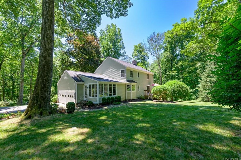 9 Light Horse Ln, Scotts Corners, NY 10576