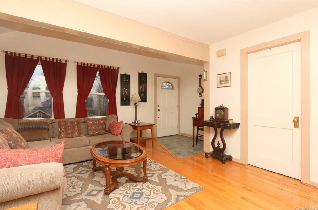 15 Pine St, Lake Peekskill, NY 10537-1316