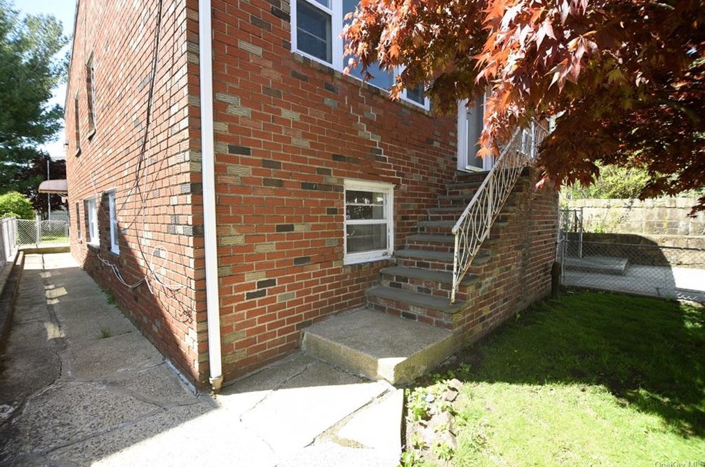 20 College Pl, Yonkers, NY 10704-1153