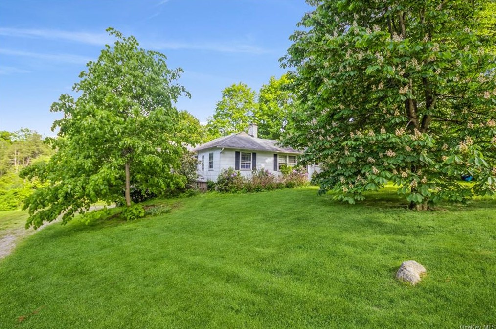 52 Red Oak Ln, Mount Kisco, NY 10549