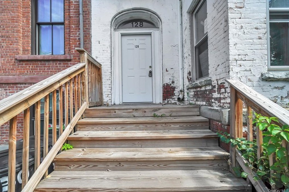 128 3rd St, Newburgh, NY 12550-4558