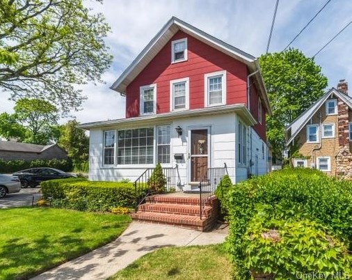 51 Locust St, North Hills, NY 11030-2251