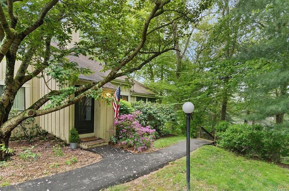 223 Lakeside Dr, Lewisboro, NY 10590