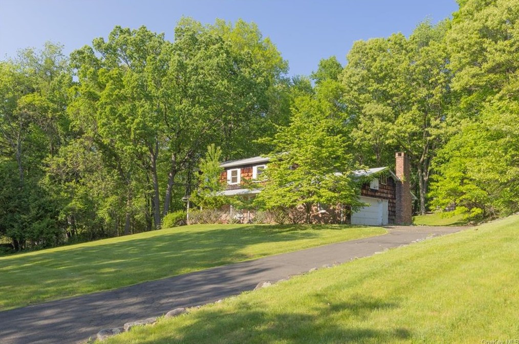 134 Camp Hill Rd, Mount Ivy, NY 10970-2804