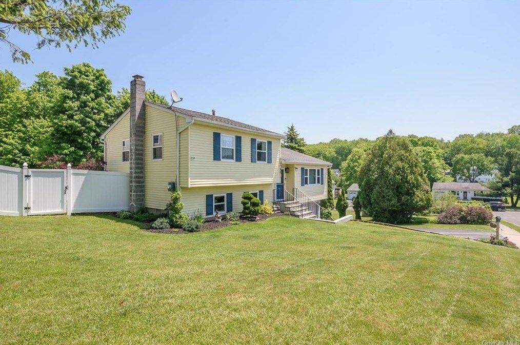 4 Hall Ct, Monroe, NY 10950-1527