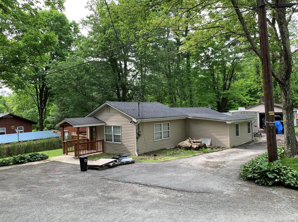6 Farmingdale Ln, Bloomingburg, NY 12721