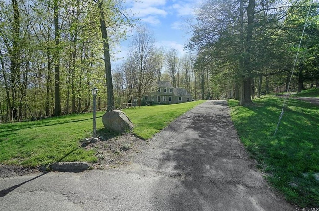 28 Kings Point Ln, Washingtonville, NY 10992
