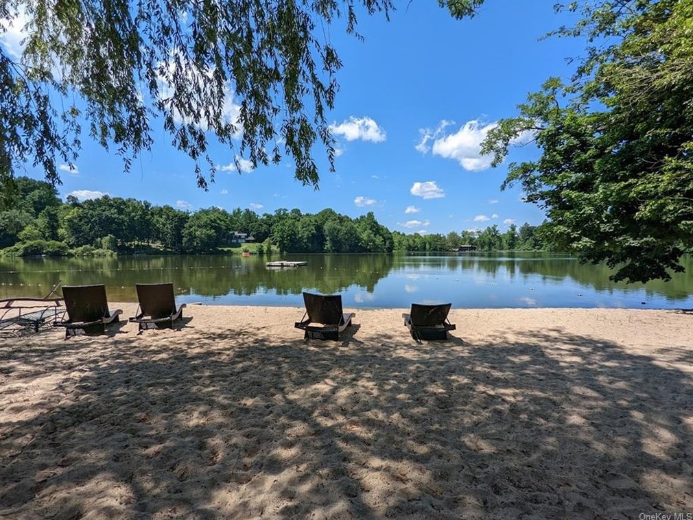 25 Lakeview Rd, Crotonville, NY 10562