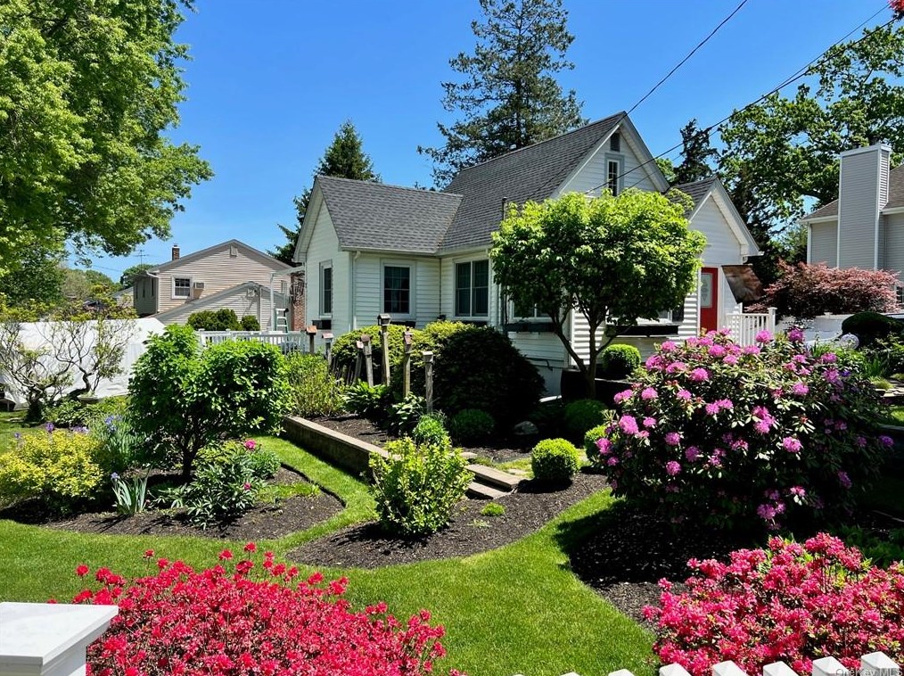 20 Sheppard Ln, Hunt, NY 11743-6415