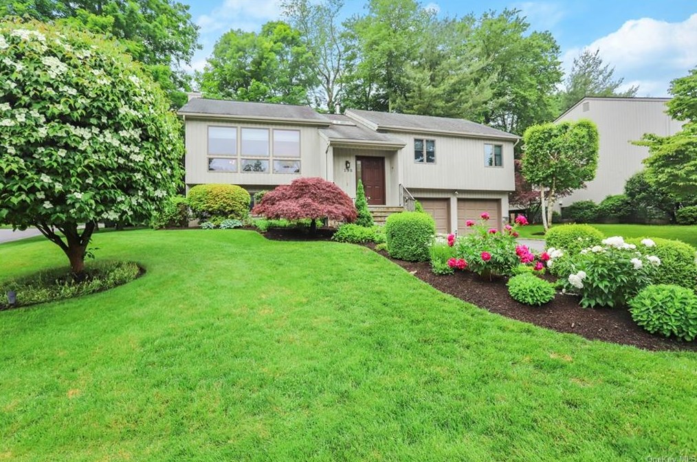 198 Briarwood Dr, Somers Town, NY 10589