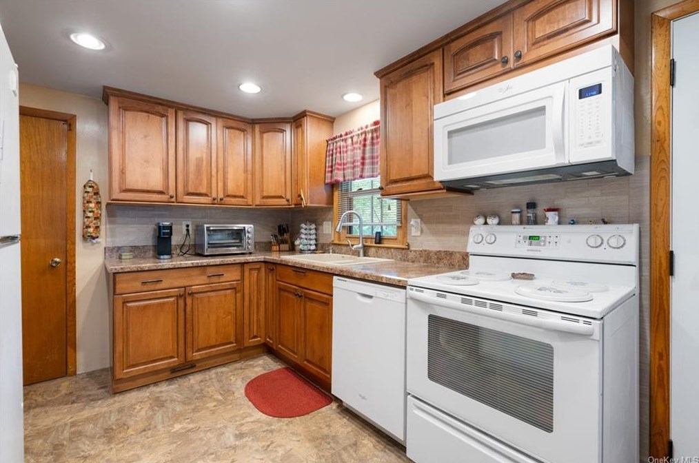 8 Dutchess Ct, Newburgh, NY 12550-2517